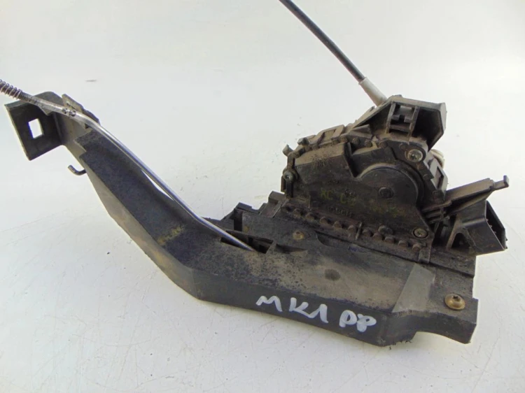 ZAMEK DRZWI PRAWY PRZÓD FORD FOCUS MK1 1.8 TDCI
