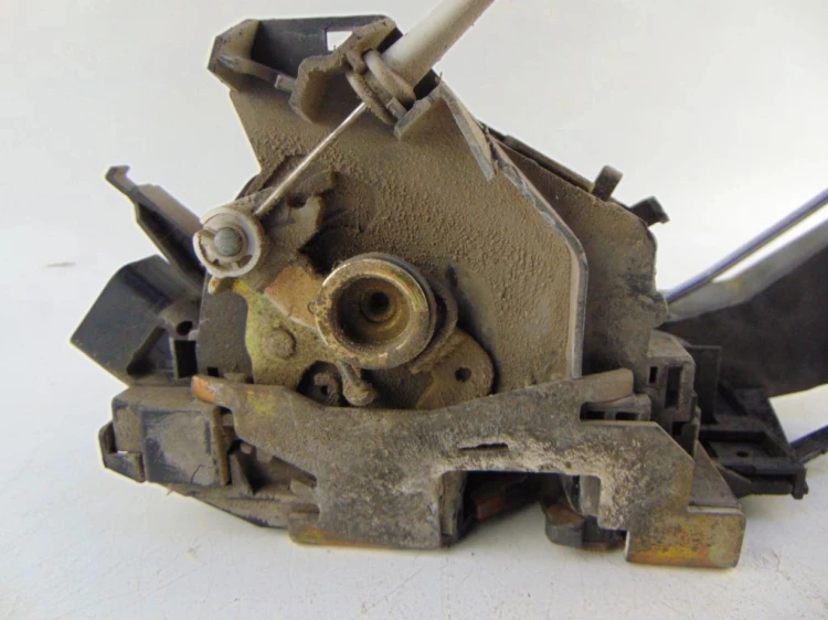 ZAMEK DRZWI PRAWY PRZÓD FORD FOCUS MK1 1.8 TDCI
