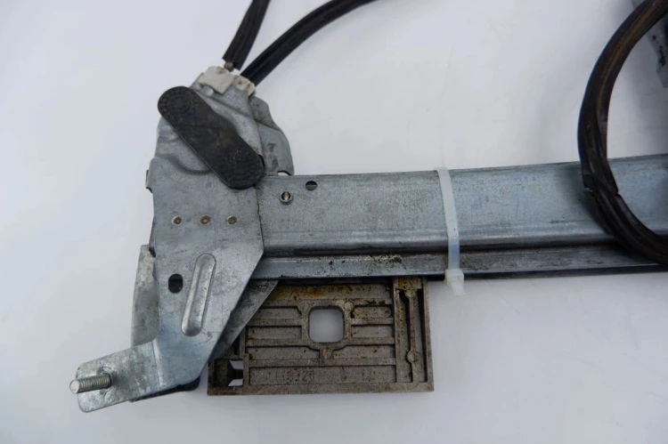 PODNOŚNIK SZYBY PRAWY PRZÓD RENAULT MEGANE II LIFT (2005-2008)