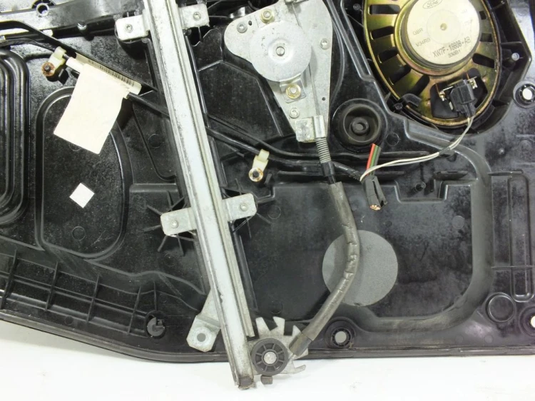 PODNOŚNIK SZYBY PRAWY PRZÓD FORD FUSION (2001-2005) 1.4 16V 80KM