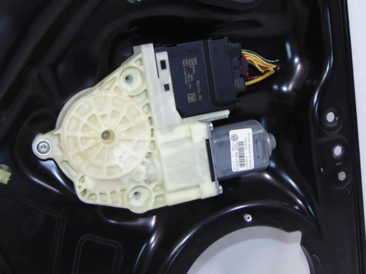 PODNOŚNIK SZYBY LEWY TYŁ VOLKSWAGEN PASSAT B7 1.6 TDI