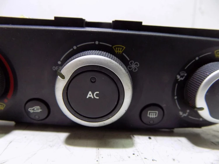 PANEL NAWIEWU RENAULT MEGANE III (2008-2013)