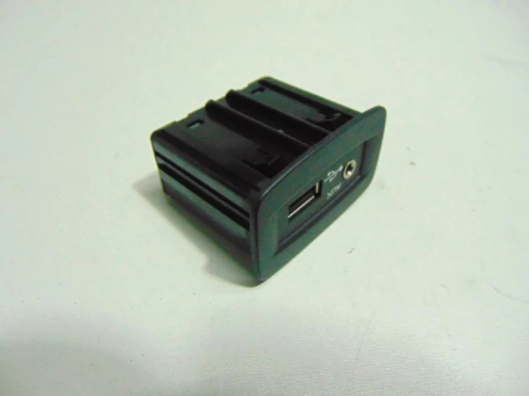 GNIAZDO USB AUX RENAULT SCENIC III (2009-2013) 1.6 16V