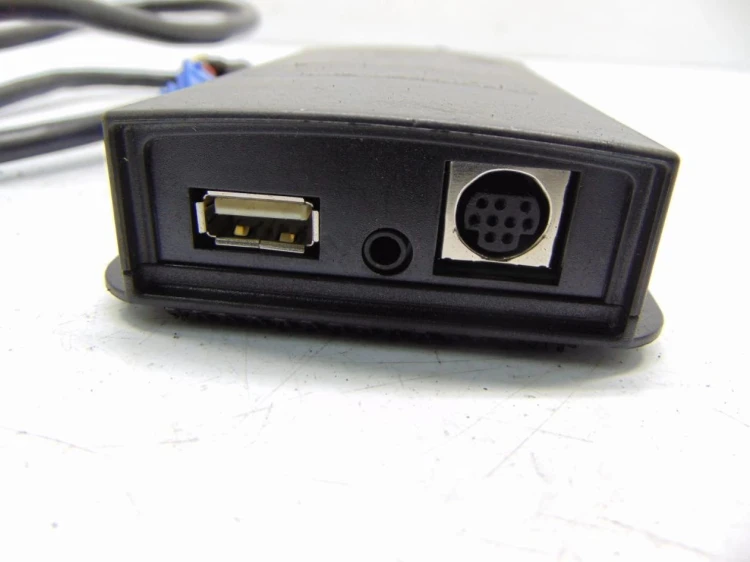 GNIAZDO USB AUX RENAULT CLIO III (2005-2009) 7711419487