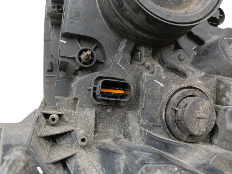 LAMPA PRAWY PRZÓD RENAULT TRAFIC III VIVARO B (2014-2019) 260109424R EUROPA