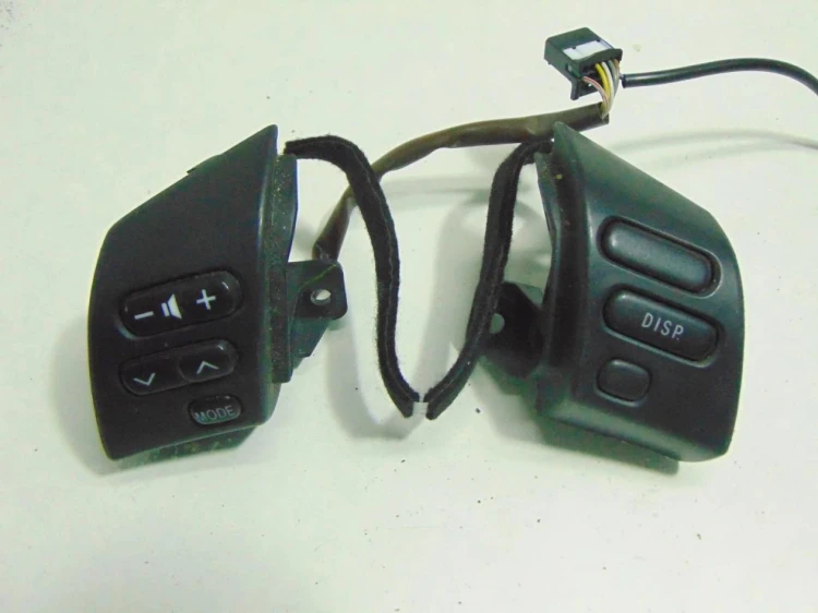 PRZYCISKI KIEROWNICY RADIA TOYOTA COROLLA VERSO II (2004-2009) 1.8 16V