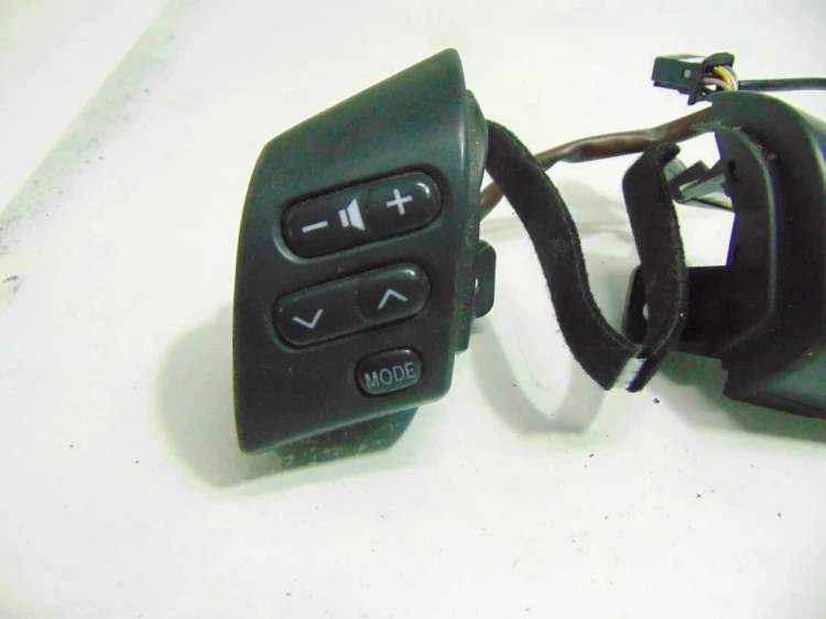 PRZYCISKI KIEROWNICY RADIA TOYOTA COROLLA VERSO II (2004-2009) 1.8 16V