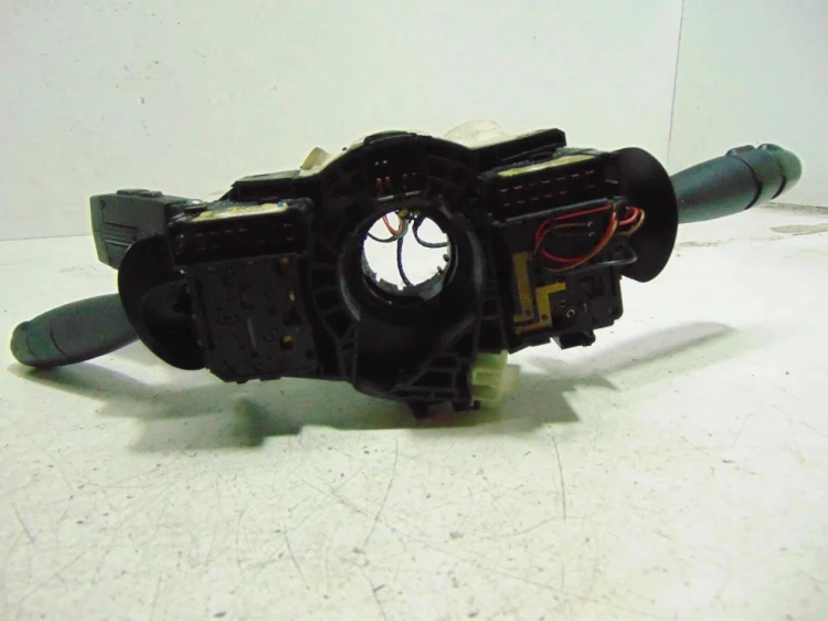 PRZEŁĄCZNIK ZESPOLONY RENAULT LAGUNA II LIFT (2005-2007) 1.9 DCI 8200002461