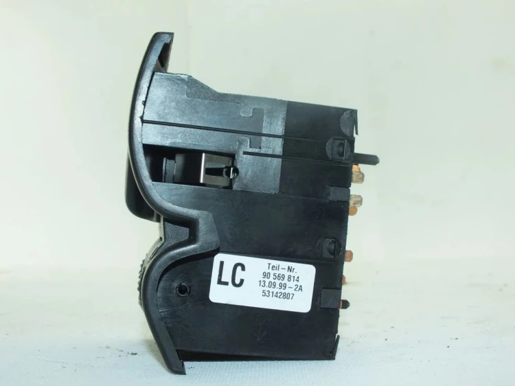 PRZEŁĄCZNIK ŚWIATEŁ OPEL VECTRA B 1.6 16V 90569814