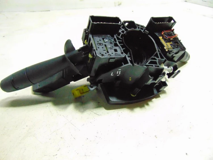 PRZEŁĄCZNIK ZESPOLONY RENAULT LAGUNA II LIFT (2005-2007) 1.9 DCI 8200002461