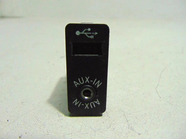 GNIAZDO USB AUX BMW E82 (2007-2011) 123D N47D20D 204KM 9237653