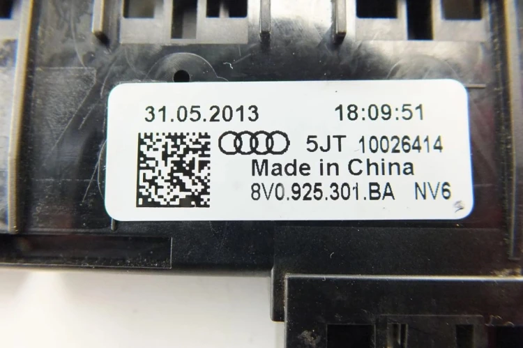PRZYCISK ŚWIATEŁ AWARYJNYCH AUDI A3 8V (2012-2016) 1.6 TDI 105KM 8V0925301