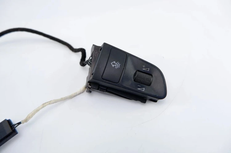 PRZYCISKI KIEROWNICY RADIA AUDI A6 C6 2.0 TDI 4F0951527