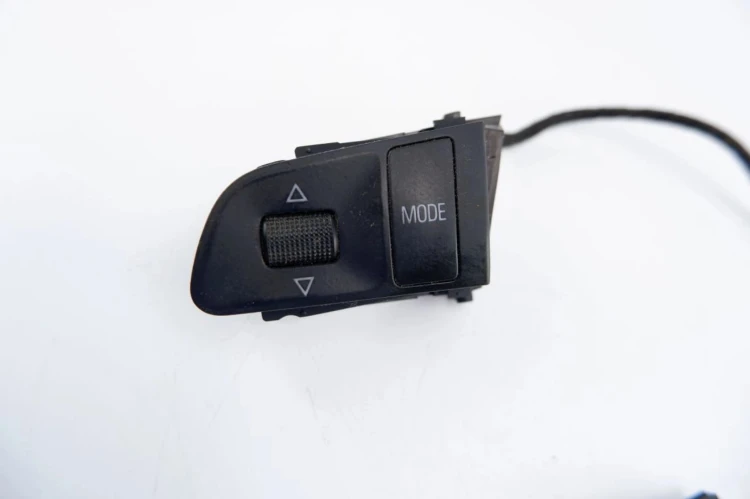 PRZYCISKI KIEROWNICY RADIA AUDI A6 C6 2.0 TDI 4F0951527