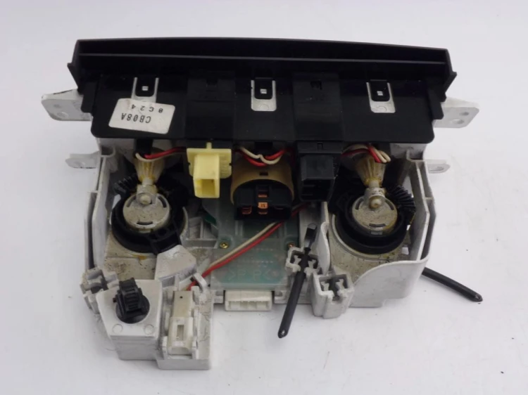 PANEL KLIMATYZACJI MAZDA PREMACY (1999-2001) 2.0 D CB08A