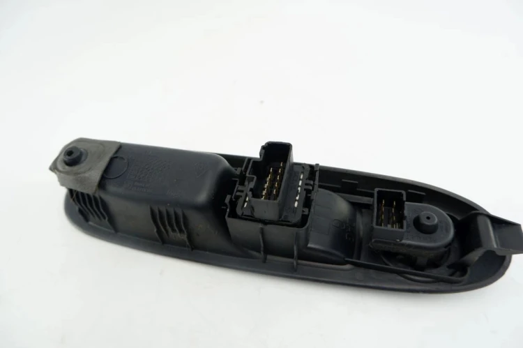 PANEL STEROWANIA SZYB RENAULT CLIO II LIFT (2003-2005) 1.5 DCI 8200084003