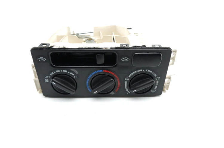 PANEL KLIMATYZACJI TOYOTA AVENSIS T22 (1997-2003) 2.0 D-4D 7011.11A