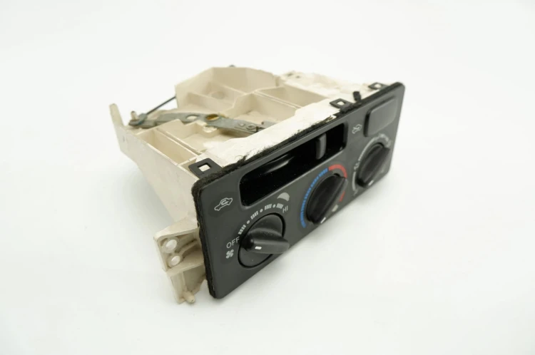 PANEL KLIMATYZACJI TOYOTA AVENSIS T22 (1997-2003) 2.0 D-4D 7011.11A