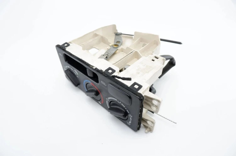 PANEL KLIMATYZACJI TOYOTA AVENSIS T22 (1997-2003) 2.0 D-4D 7011.11A