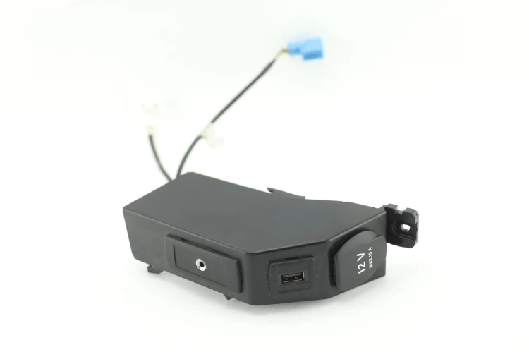 GNIAZDO USB AUX MERCEDES SLK R172 (2011-2015) 1.8 CGI 184KM A1728210211