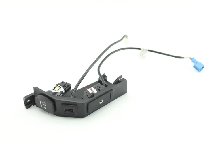 GNIAZDO USB AUX MERCEDES SLK R172 (2011-2015) 1.8 CGI 184KM A1728210211