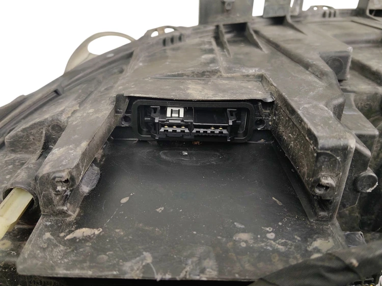 LAMPA PRAWY PRZÓD RENAULT LAGUNA III (2007-2010) 2.0 DCI 150KM