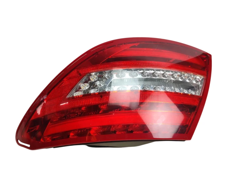 LAMPA PRAWY TYŁ MERCEDES C W204 LIFT (2011-2014) 2.2 CDI 170KM 2049060303