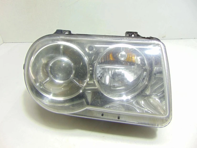 LAMPA PRAWY PRZÓD CHRYSLER 300C (2004 - 2010) 3.0 CRD 218 KM