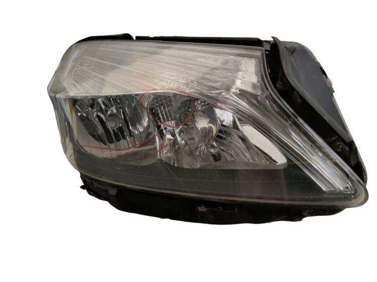 LAMPA PRAWY PRZÓD MERCEDES A W176 (2012-2015) 1.5 CDI 109KM A1768200461