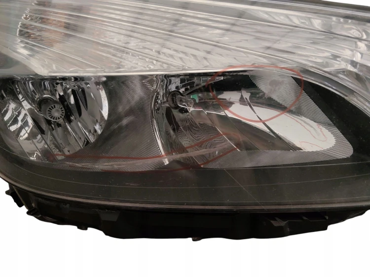 LAMPA PRAWY PRZÓD MERCEDES A W176 (2012-2015) 1.5 CDI 109KM A1768200461