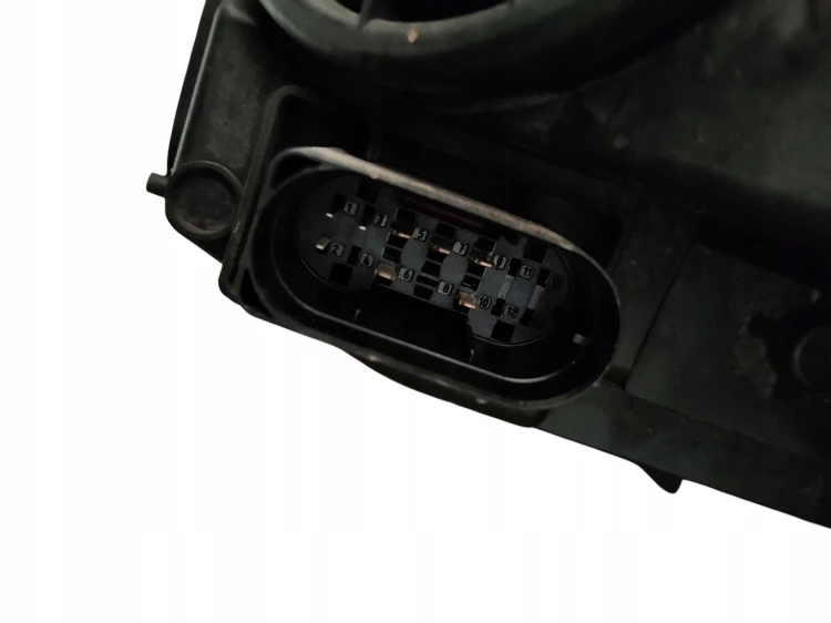 LAMPA PRAWY PRZÓD MERCEDES A W176 (2012-2015) 1.5 CDI 109KM A1768200461