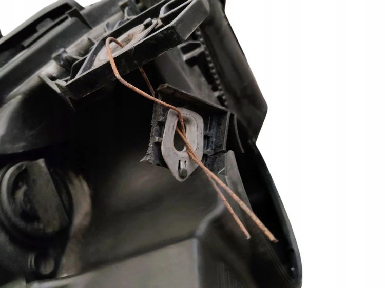 LAMPA PRAWY PRZÓD MERCEDES A W176 (2012-2015) 1.5 CDI 109KM A1768200461