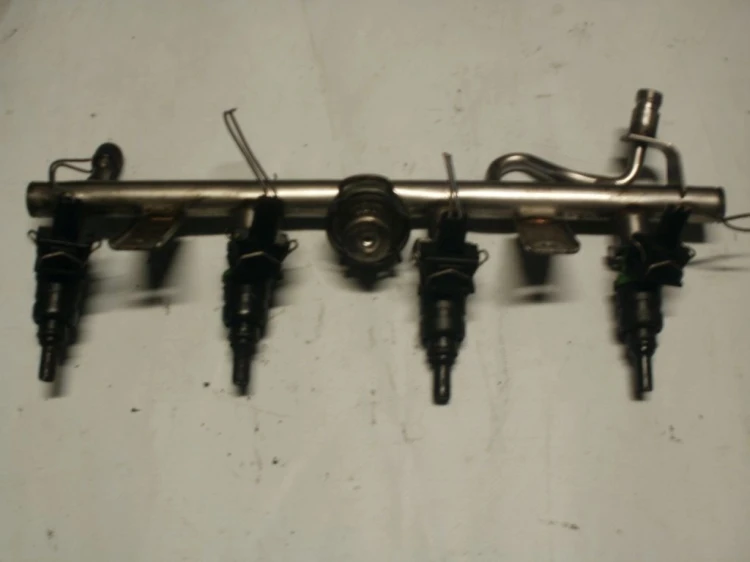 LISTWA WTRYSKOWA MERCEDES C W203 (2000-2006)