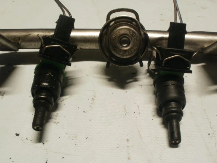 LISTWA WTRYSKOWA MERCEDES C W203 (2000-2006)