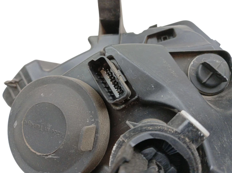 LAMPA PRAWY PRZÓD DACIA DUSTER I (2010-2013) 1.6 16V 105KM