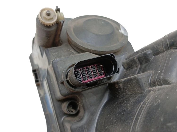 LAMPA PRAWY PRZÓD VOLKSWAGEN PASSAT B6 (2005-2010) 2.0 TDI 140KM 3C0941006Q
