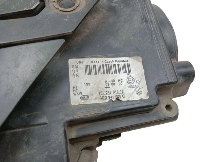 LAMPA PRAWY PRZÓD VOLKSWAGEN PASSAT B6 (2005-2010) 2.0 TDI 140KM 3C0941006Q